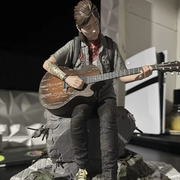 The Last Of Us Part 2 ELLIE Statue from Collector's Edition - New collectible - Picture 7 of 10